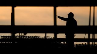 Nicht ein größeres Angebot an qualifizierten Arbeitskräften treibt den Rückgang des Fachkräftemangels, sondern die anhaltende Wirtschaftsschwäche. (Archivbild)